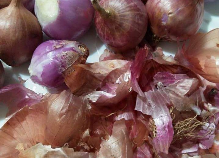 Lepas-kupas-bawang-merah-kulitnya-jangan-dibuang-ada 